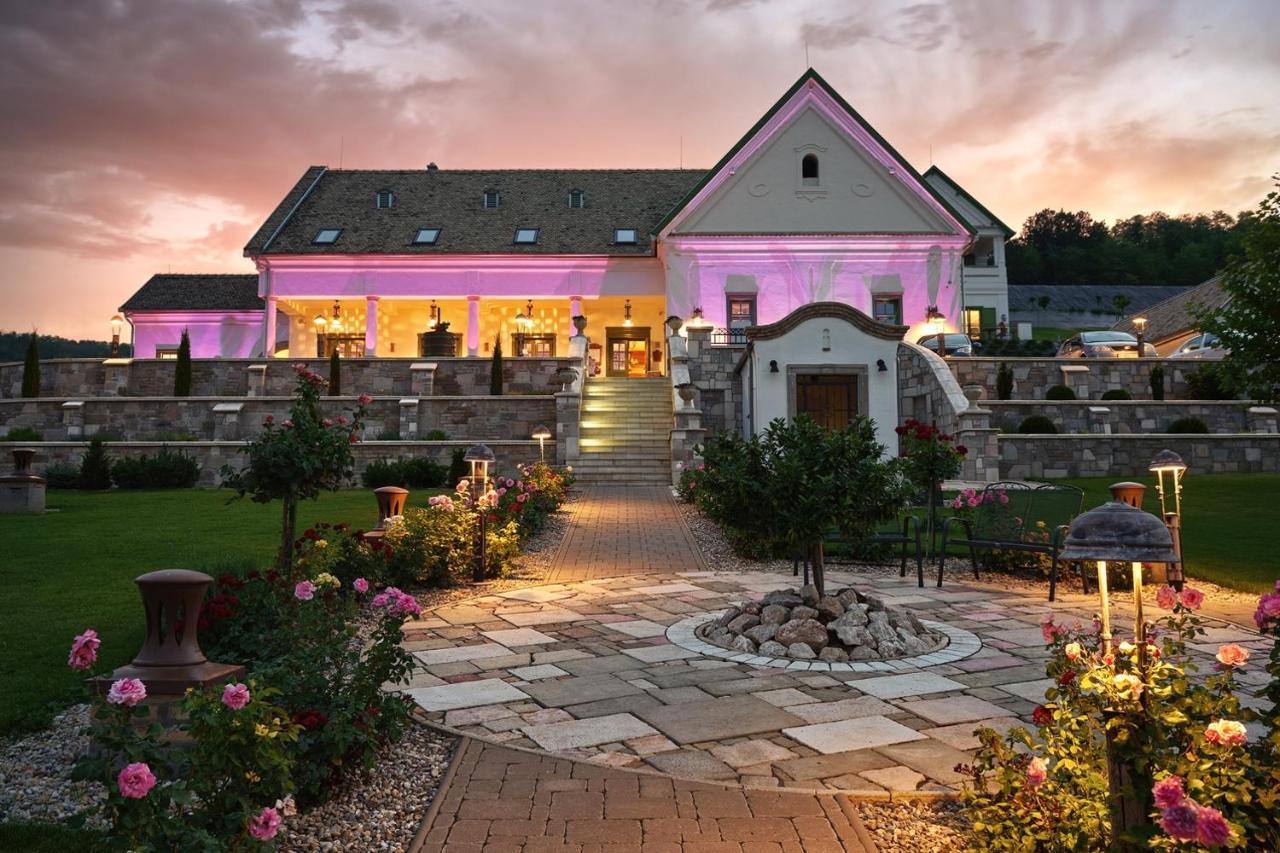 Takler Kuria Hotel Szekszárd Екстериор снимка